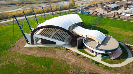 Structură arhitecturală cu membrană tensionată - Locație Amfiteatrul din Târgu Neamț